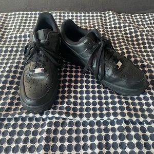 All black Nike Airforce 1s sz 9